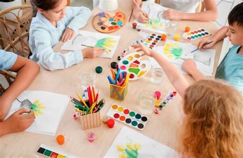 Niños con discapacidad cognitiva creando arte en un taller