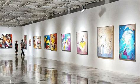 Jóvenes artistas exponiendo sus obras en una galería