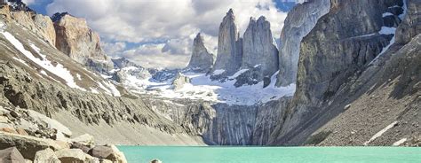 Vista panorámica del Parque Nacional Torres del Paine con sus característicos macizos.