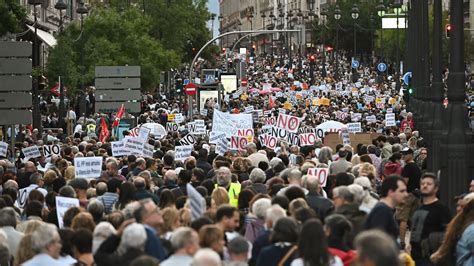 Foto de manifestación multitudinaria de pensionistas en España