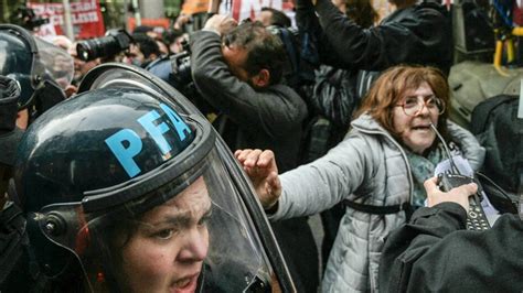 Momento de la protesta de pensionistas frente al Congreso
