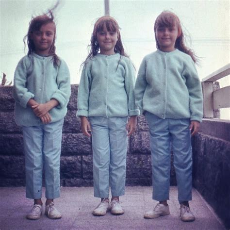 Fotografía de las trillizas Macy, Mackenzi y Madeline de niñas, sonriendo y jugando.