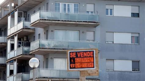 Fotografía de las afueras de una vivienda en un barrio residencial de Arica con presencia policial o servicios de emergencia.