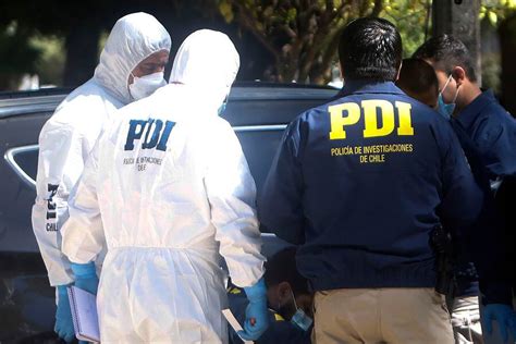 Imagen de un equipo de la PDI realizando diligencias en una residencia o vista exterior del mercado Cabo Aroca en Arica.