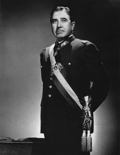 Foto histórica de Augusto Pinochet y José Piñera durante la dictadura