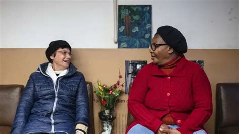 La monja Célia Coradin (izq.) y Cleone Santos dirigen la ONG Mujeres de la Luz, que ayuda a unas 140 prostitutas que trabajan en el parque