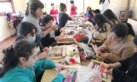 Personas participando activamente en talleres de manualidades y artesanía comunales