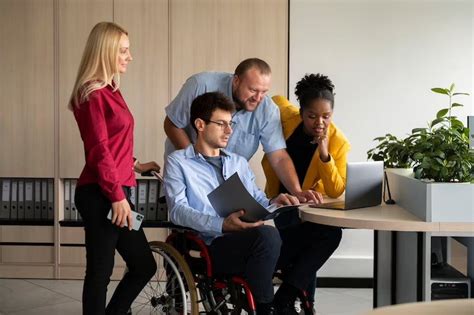 Equipo de profesionales de FND asesorando a empresas sobre inclusión laboral