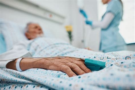 Esquema de factores que complican las emergencias en pacientes geriátricos