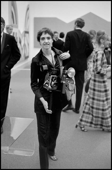 Retrato de Diane Arbus con su cámara