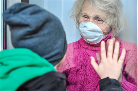 Infografía explicativa sobre las restricciones y permisos para adultos mayores durante la pandemia