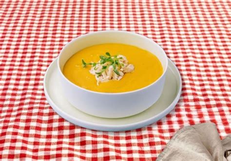 Plato de puré variado y colorido para adultos mayores