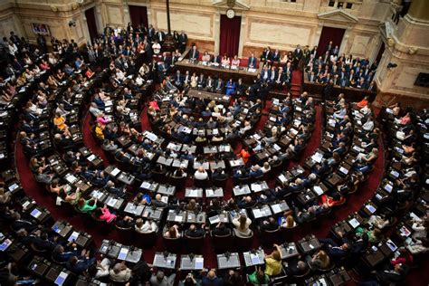 Foto de senadores y diputados chilenos firmando una declaración sobre derechos de discapacidad en el Congreso Nacional