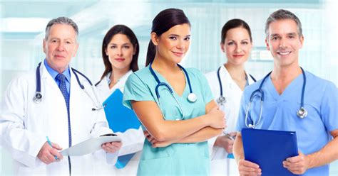 Fotografía de un equipo de profesionales de la salud interactuando amablemente con un adulto mayor