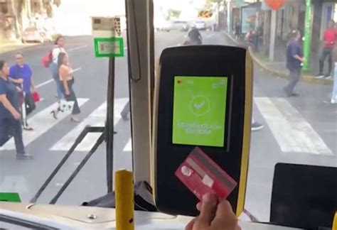 Estudiante feliz comprando un pasaje de autobús con descuento