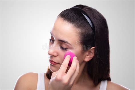 mujer con discapacidad visual aplicando maquillaje con esponja difuminadora