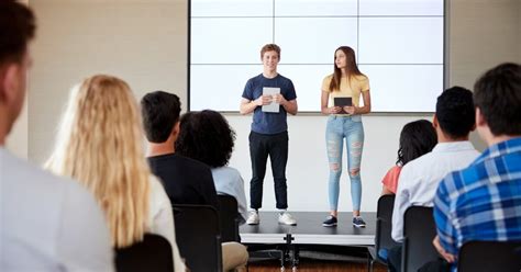 Persona realizando una presentación oral con confianza y buena postura