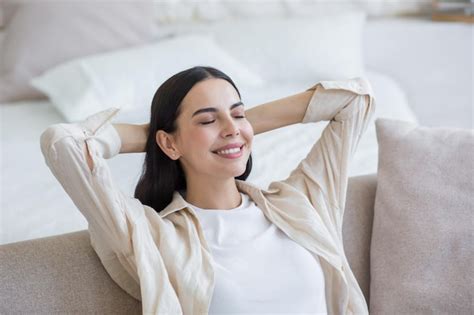 Persona mayor sonriendo y realizando una actividad relajada en casa