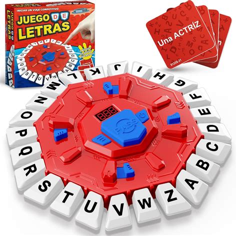 Persona mayor participando en un juego de mesa con un familiar