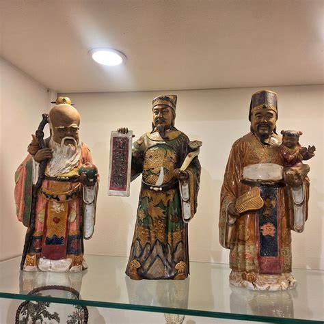Estatuas de los Fu Lu Shou con sus atuendos y símbolos distintivos