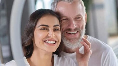 Ilustración de una pareja con gran diferencia de edad bajo el escrutinio de miradas externas