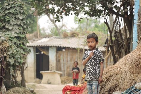 Foto de niños en una zona rural, mirando a lo lejos con expresión de incertidumbre.