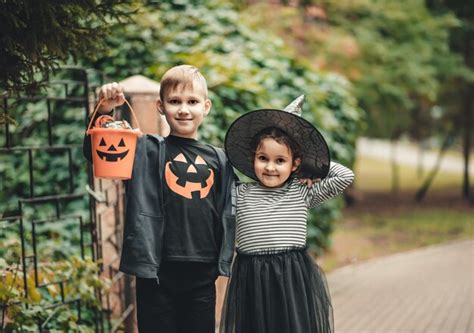 Niño con calabaza azul de Halloween pidiendo dulces