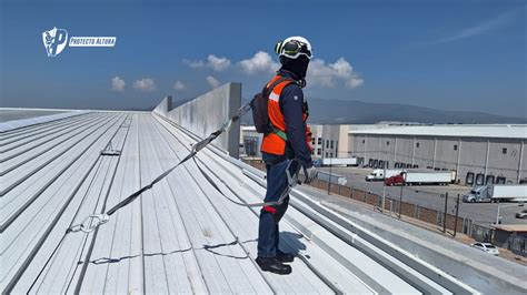 Foto: Línea de vida horizontal instalada en un techo