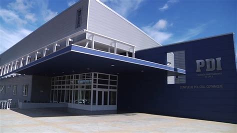 Imagen histórica del edificio de la PDI o de una placa de servicio antigua