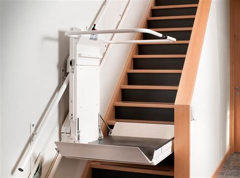 Plataforma salvaescaleras en funcionamiento en un tramo de escaleras