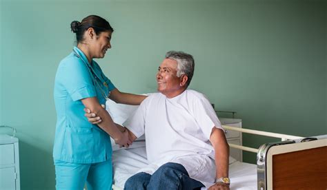 Ilustración de un profesional de enfermería interactuando con un adulto mayor.