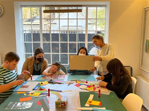 Foto de estudiantes liderando un taller de arte inclusivo en una universidad