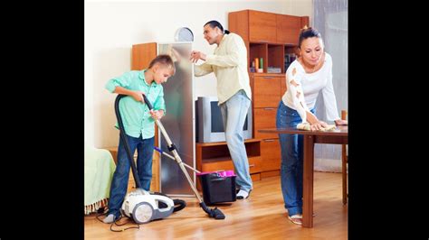 familia interactuando en tareas domésticas adaptadas