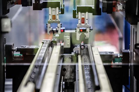 Fotografía de un proceso de ensamblaje de bastones en una fábrica