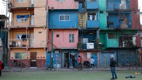 Foto de un barrio vulnerable con señales de vida comunitaria