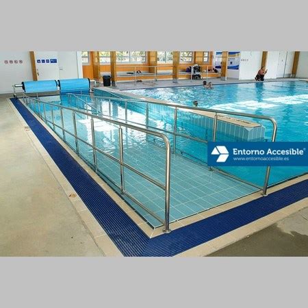 Foto de una piscina accesible con rampa o elevador