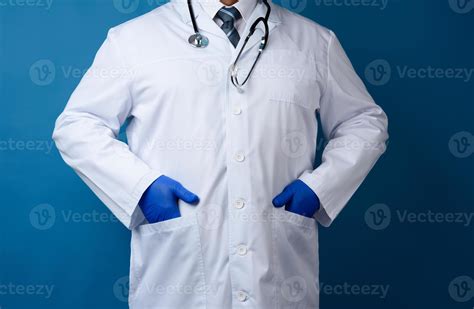 Foto de un médico con bata blanca tradicional revisando a una persona mayor