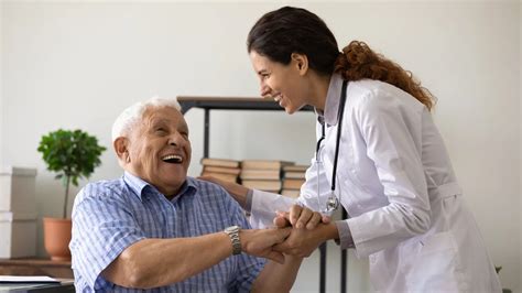 Infografía sobre la importancia de las revisiones oftalmológicas en pacientes mayores