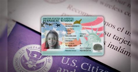 Foto de una Green Card de EE. UU. en un pasaporte, simbolizando la residencia permanente