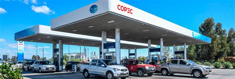 foto temática de surtidor de combustible en estación Copec con simbología de descuento y logotipo Jumbo Prime