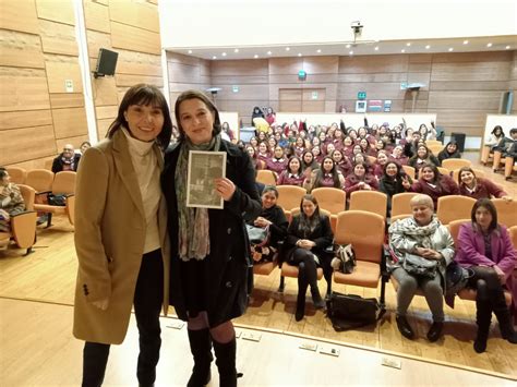 Foto de la Directora Jessica Droppelmann en el Encuentro RESI