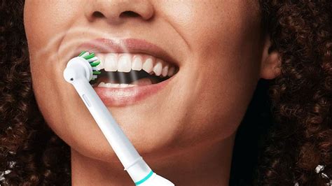 Foto de una persona mayor usando un cepillo de dientes eléctrico con facilidad