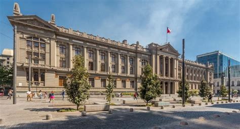 Fotografía temática de los tribunales de justicia y documentos financieros legales