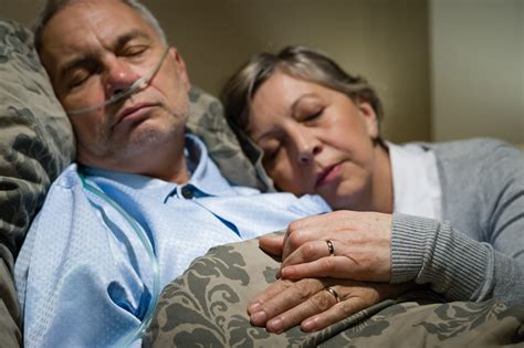 Familia abrazándose con un equipo de cuidados paliativos en una casa