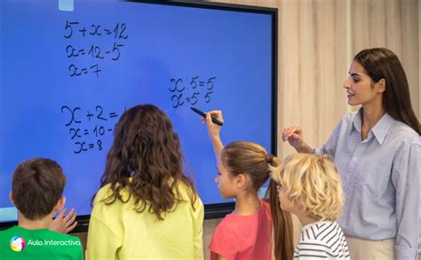 Alumno no vidente utilizando la pizarra ranurada para resolver una ecuación