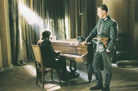 Escena de humillación con baile forzado por nazis de la película El Pianista