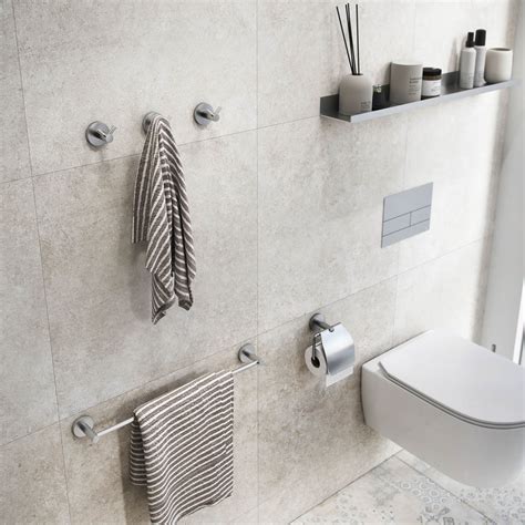 Colección de accesorios de baño accesibles