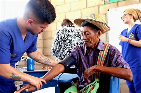 Fotografía: Centro de salud o persona recibiendo atención médica/psicológica