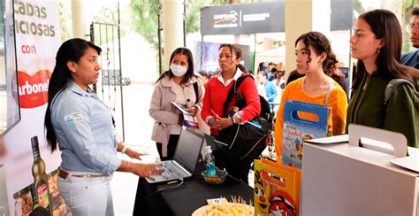 Fotografía: Estudiantes participando en un club estudiantil o feria de empleabilidad