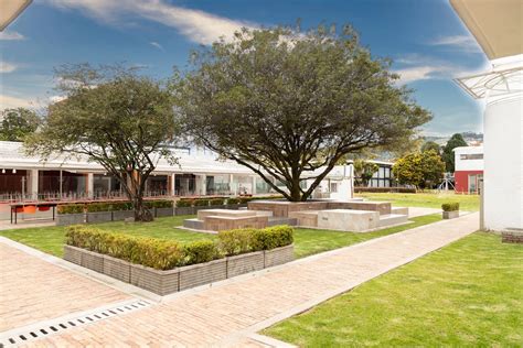 Edificio principal del Colegio Santa Francisca Romana con alumnas en el patio